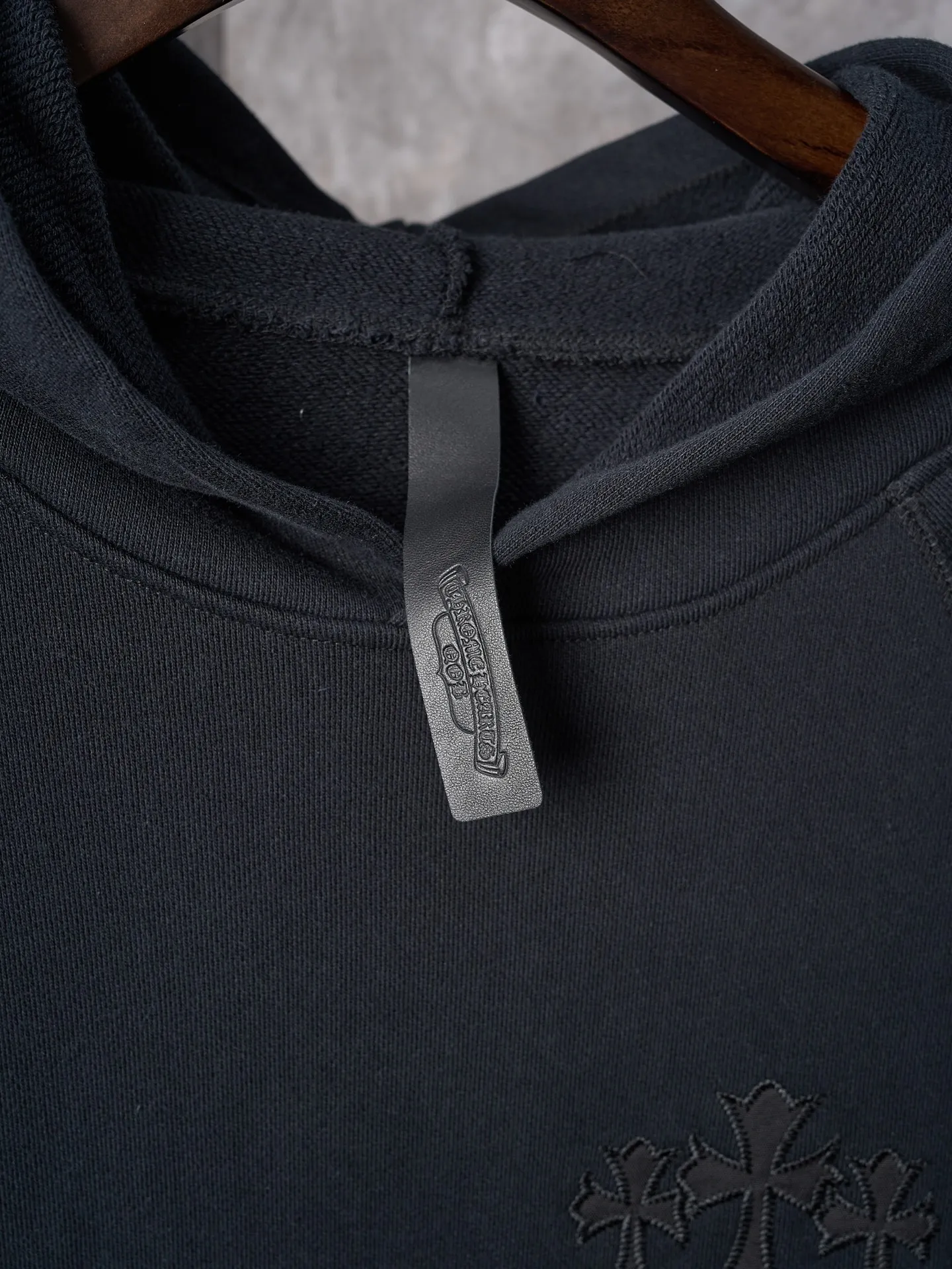 P480 Actual auction] Chrome Hearts/Ch cross logo patch embroidered hooded sweatshirt [Ready stock] S M L XL custom-made heavy fortress interwoven air cotton, full of texture, thick and solid, with classic black as the curtain, giving deep sensory luxury. With the Chrome heart cross patch embroidery decoration on the chest, it becomes the ultimate interpretation of dark gothic style. CH Gothic font is the finishing touch on the back panel, making the totem the thorn in your spirit. The logo iron plate sways slightly with the swing of the body, adding a sense of movement and vitality. It is unobtrusive but has an indescribable aura. It interprets the perfect blend of retro and luxury. It adopts imported machine appliqué embroidery technology and uses advanced computer control systems and precise mechanical components to realize the Chrome Hearts logo appliqué embroidery operation. It presents an embroidery effect with both clarity and three-dimensionality. The fabrics have been washed and have a better hand feel. They are not easy to deform, shrink or fade. Maintains long-lasting beauty with a loose fit
